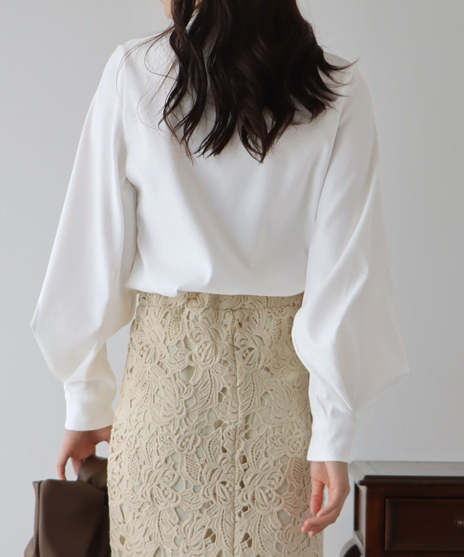 日本 BLUE EAST - 柔美扭結氣球長袖襯衫-黑