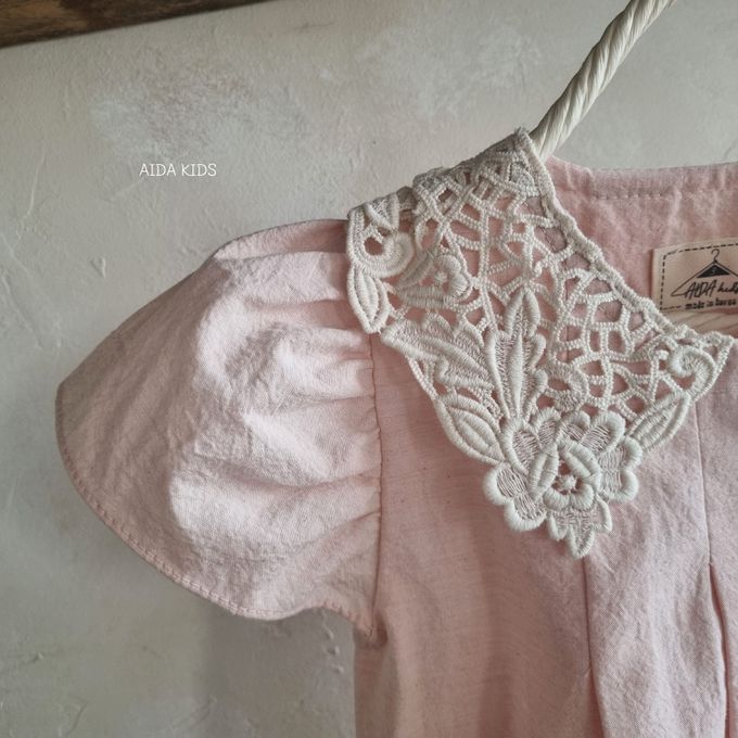 韓國 AIDA - 花紋雕飾領泡泡袖連身洋裝-淺粉