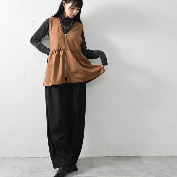 日本 ELENCARE DUE - 麂皮V領層次感傘擺拉鏈背心-象牙白