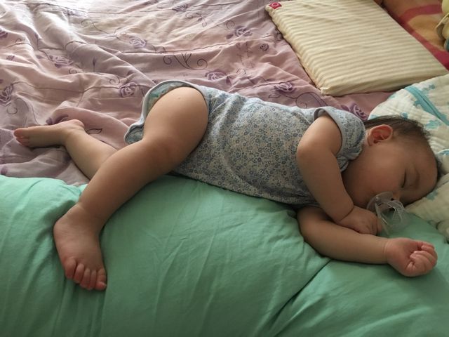 洗髮部份無法提供意見..
睡覺可以嘗試側睡，用自己身體重量會比仰躺安定，翻來翻去應該是淺眠的關係，如果可以讓他滾滾也無仿，注意口鼻不要壓到就好，我家妹妹睡眠很淺，如果需要也會讓她抓著毛巾被或奶嘴..你參考看看