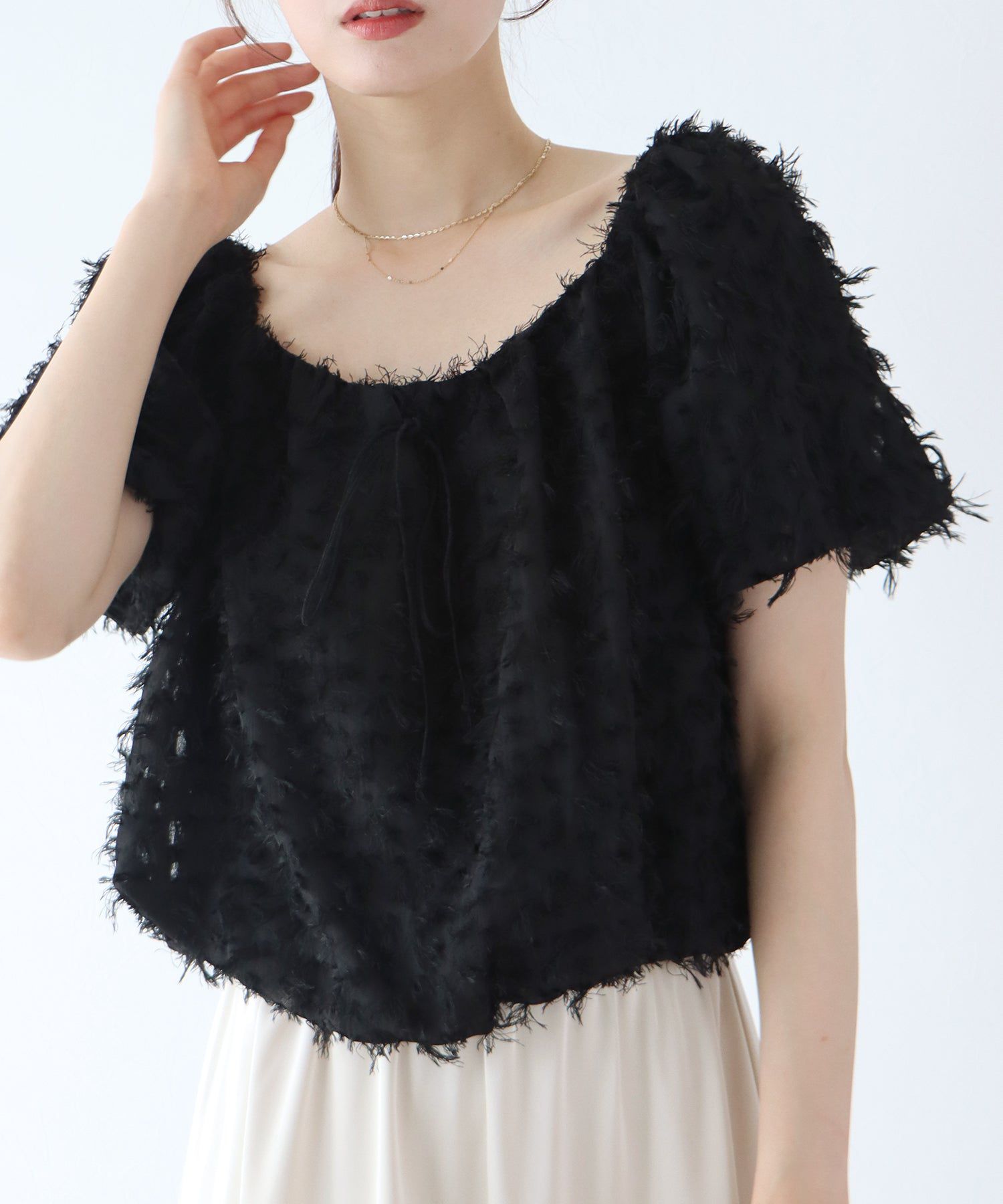 日本 BLUE EAST - 抽鬚感寬領泡泡袖上衣-淺杏