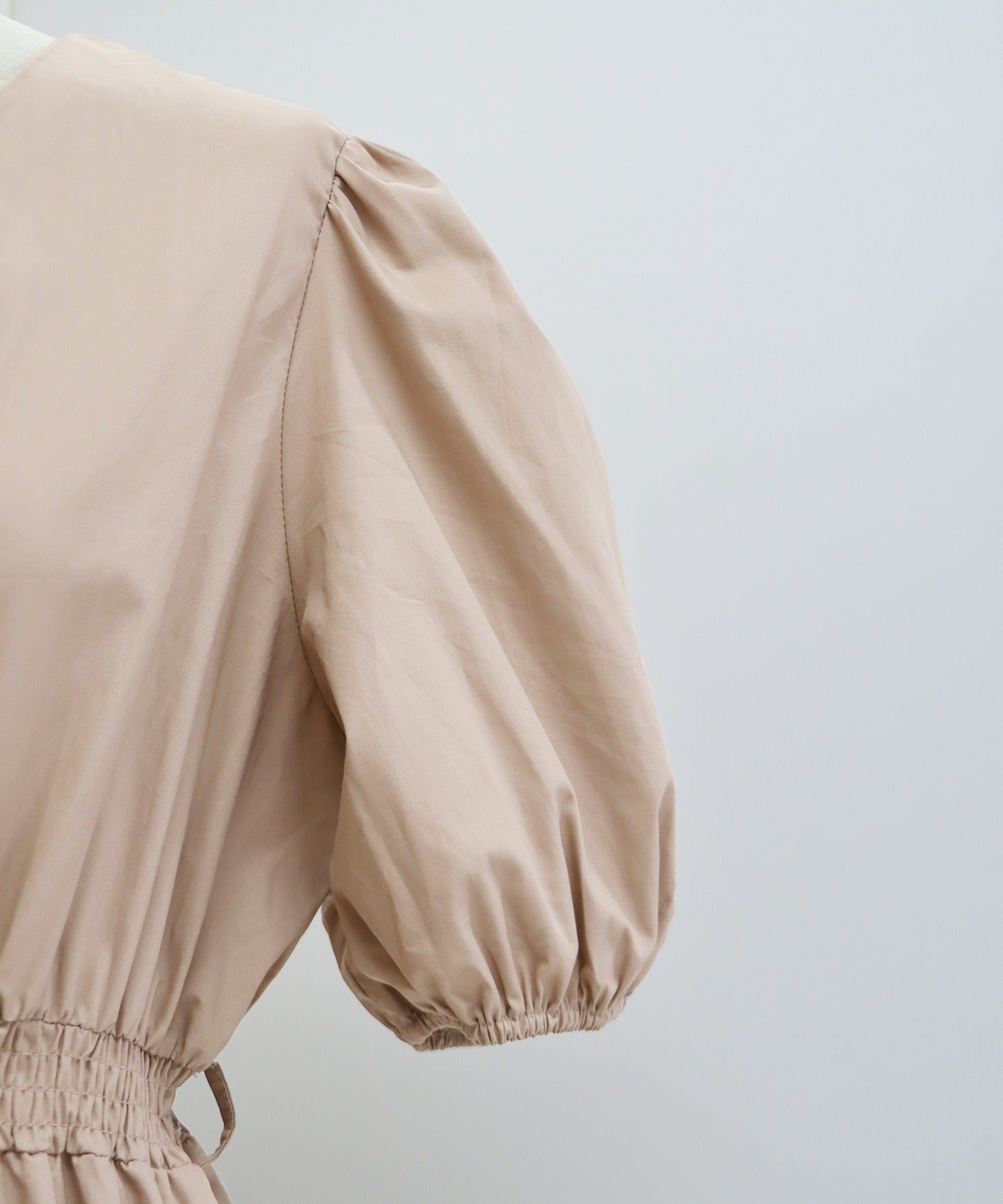 日本 BLUE EAST - 優雅小V領綁帶澎澎袖洋裝-奶茶棕