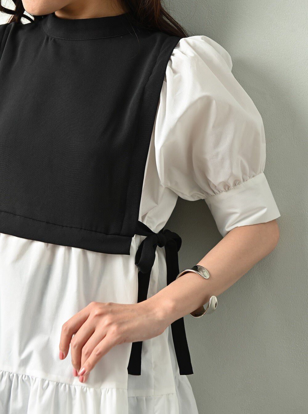 日本 ELENCARE DUE - 假兩件綁帶背心五分袖長版蛋糕上衣-灰藍