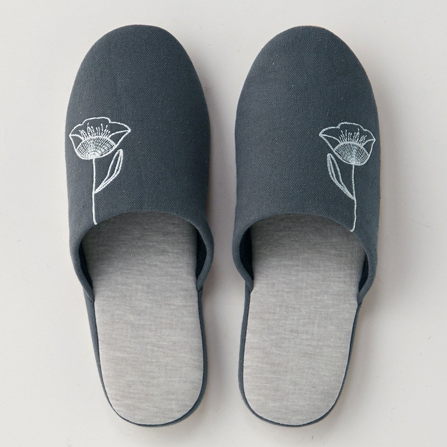 日本千趣會 - 可機洗 刺繡典雅室內拖-摩登花朵-灰黑