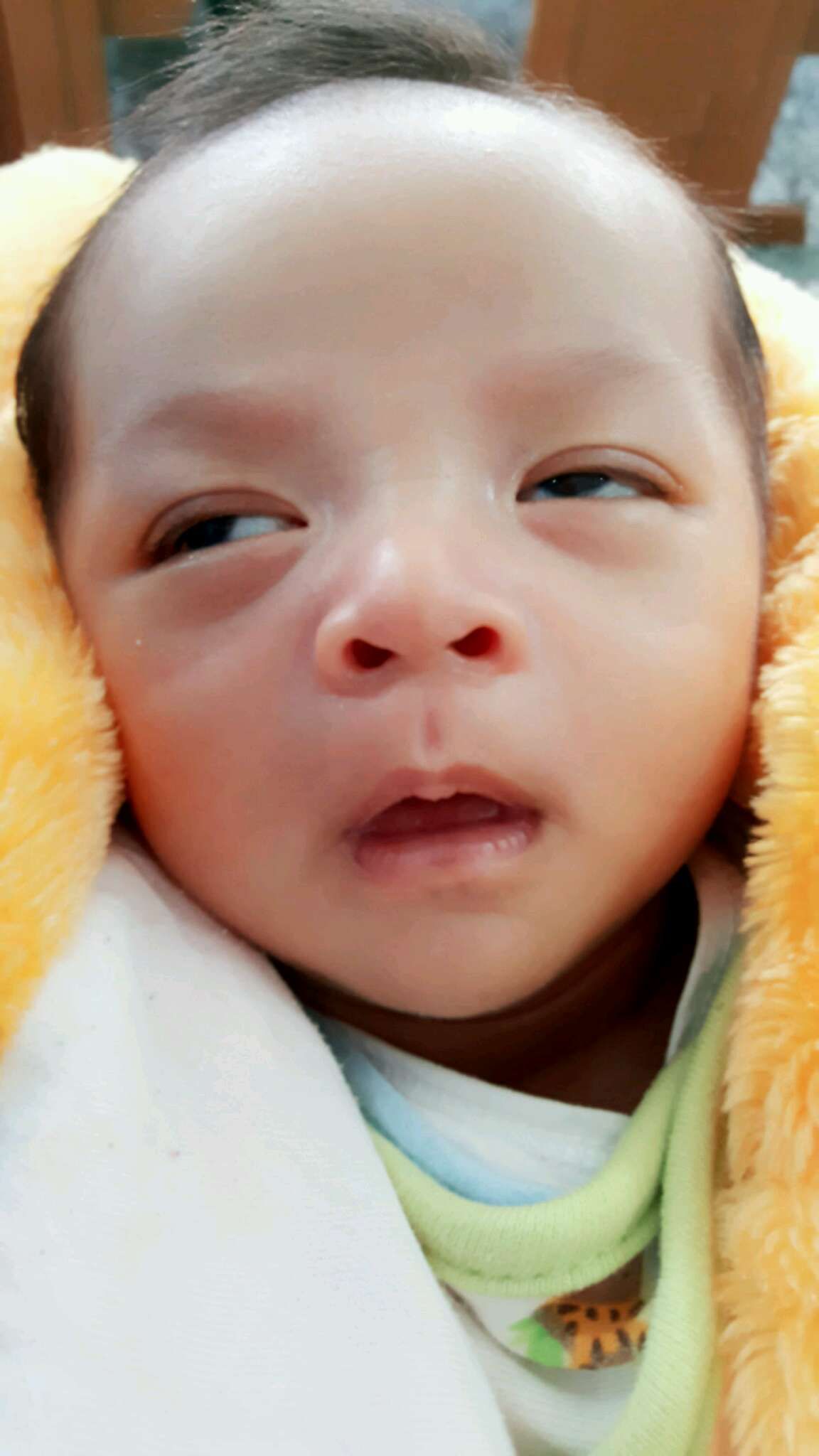 邊睡邊翻白眼~?