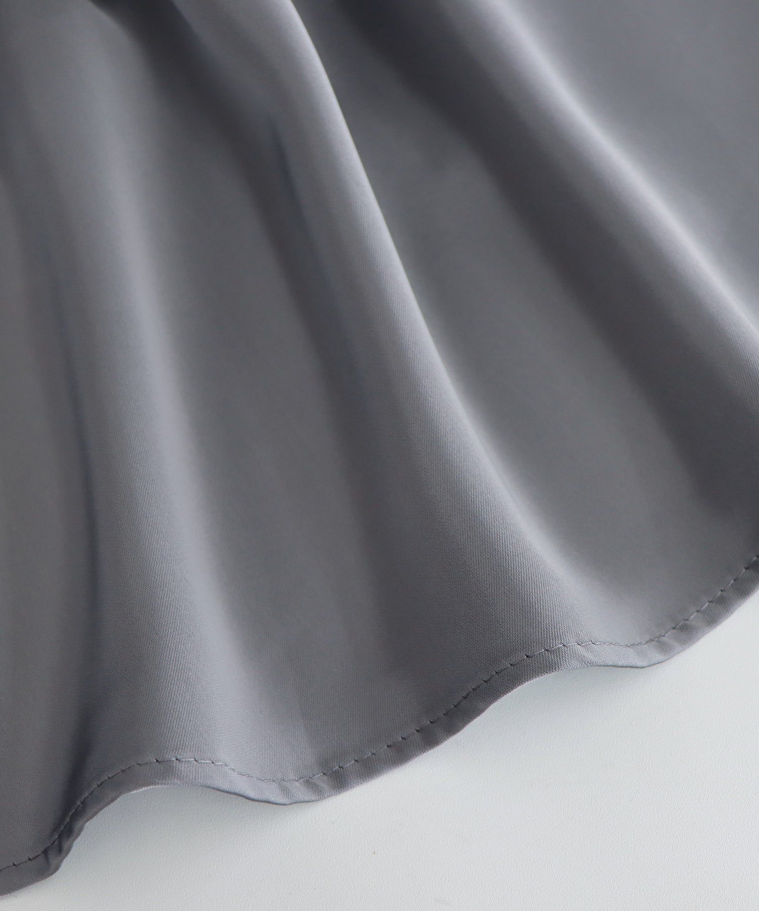 日本 BLUE EAST - 柔軟緞面光澤修身長裙-淺米杏