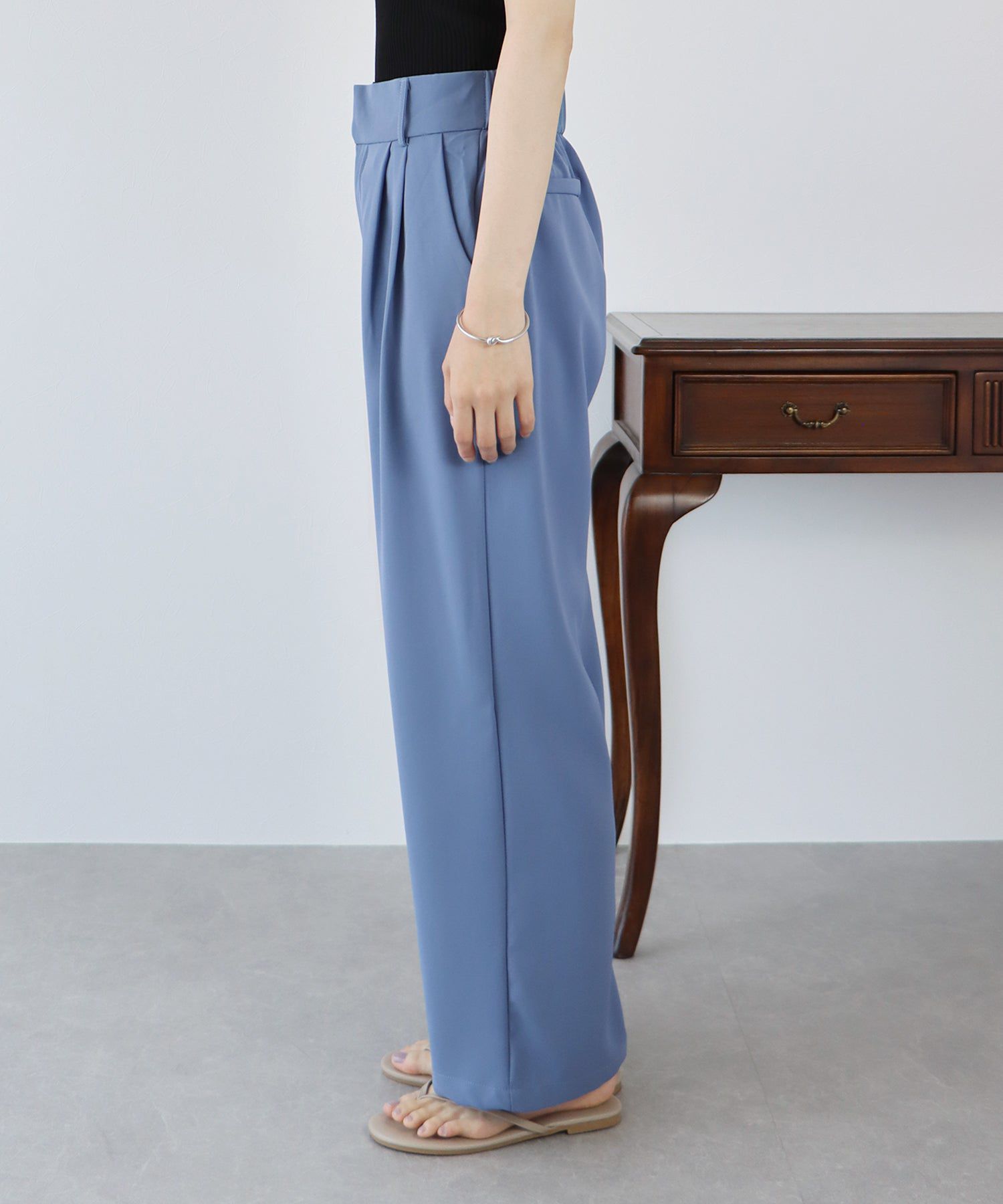 日本 BLUE EAST - 質感百搭垂墜感西裝褲-米灰