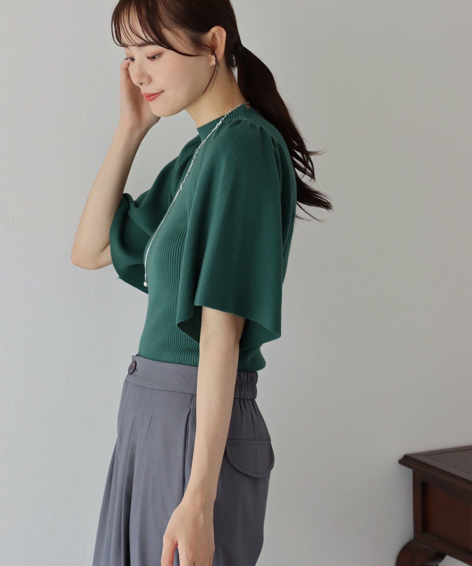 日本 BLUE EAST - 溫柔小立領羅紋五分袖上衣-深綠