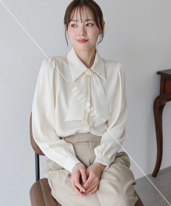 日本 BLUE EAST - 華美珍珠墜飾蝴蝶結緞面長袖襯衫-淺綠 (M)