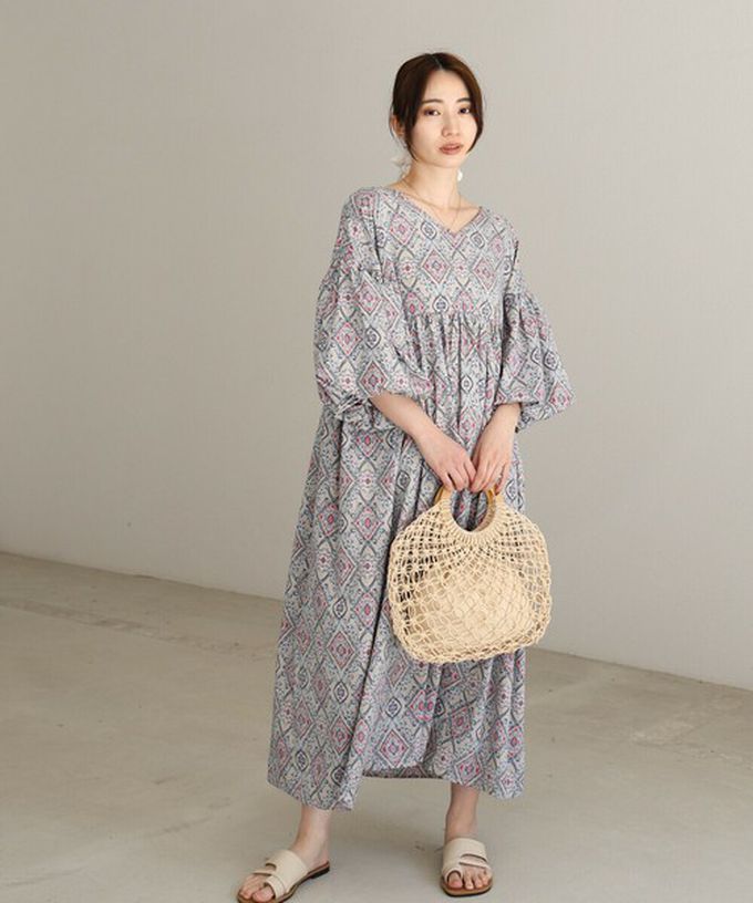 日本 Bab - 滿版歐風印花V領泡泡寬袖洋裝-深藍系