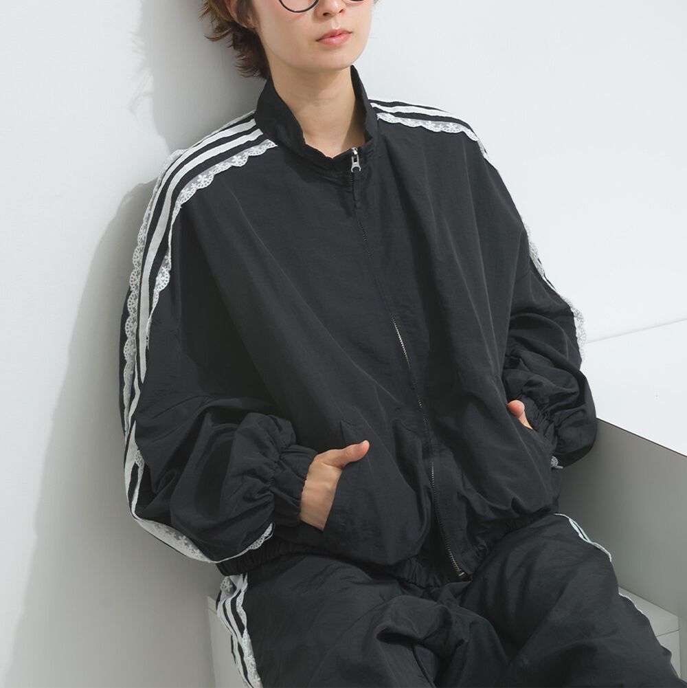 蕾絲點綴輕盈尼龍運動風外套-黑