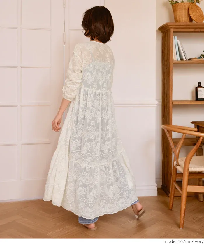 日本 COCA - V領花蕾絲透膚排扣罩衫/洋裝-米杏