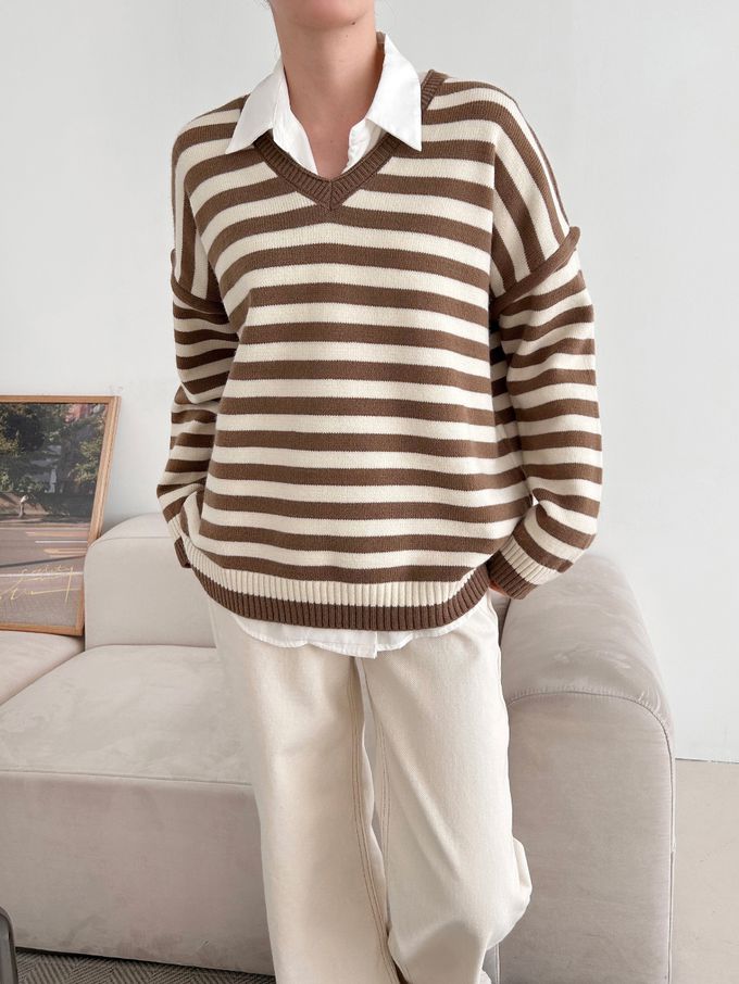 韓國女裝連線 - 休閒落肩V領橫紋針織上衣-咖啡 (FREE)