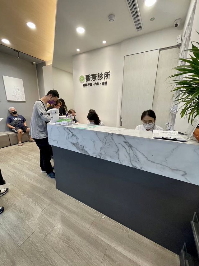 如果是台北的無痛腸胃鏡檢查，我也推薦「醫憲診所」，他們主要是台北醫學中心腸胃專科主治，專長於胃鏡跟大腸鏡的檢查，如果有大腸息肉也能協助處理，我是在他們的「智光院區」給「王威翔醫師」做檢查，醫師解釋報告蠻有耐心，看診也蠻仔細的，整體而言都還不錯！