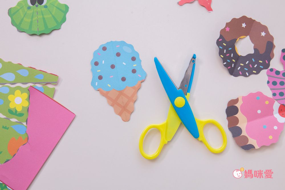 韓國最夯【韓國 ROI BOOKS】閃亮換裝寶石貼、公主彩妝遊戲書