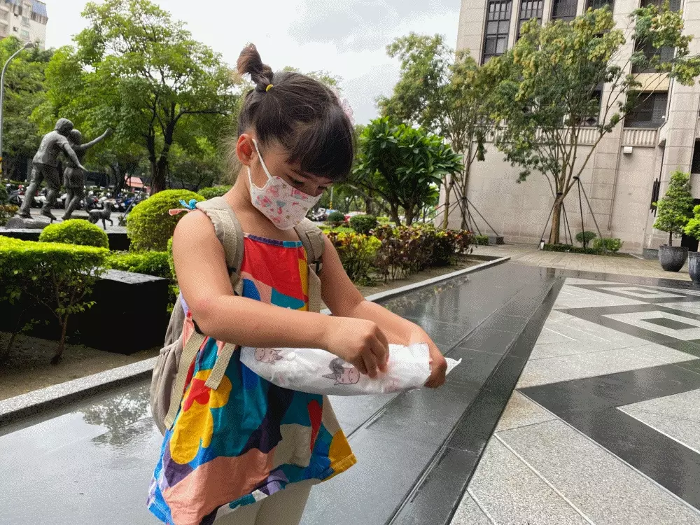 卡通圖書包位兒童雨衣(附收納袋)-小小人-帽簷無反光條