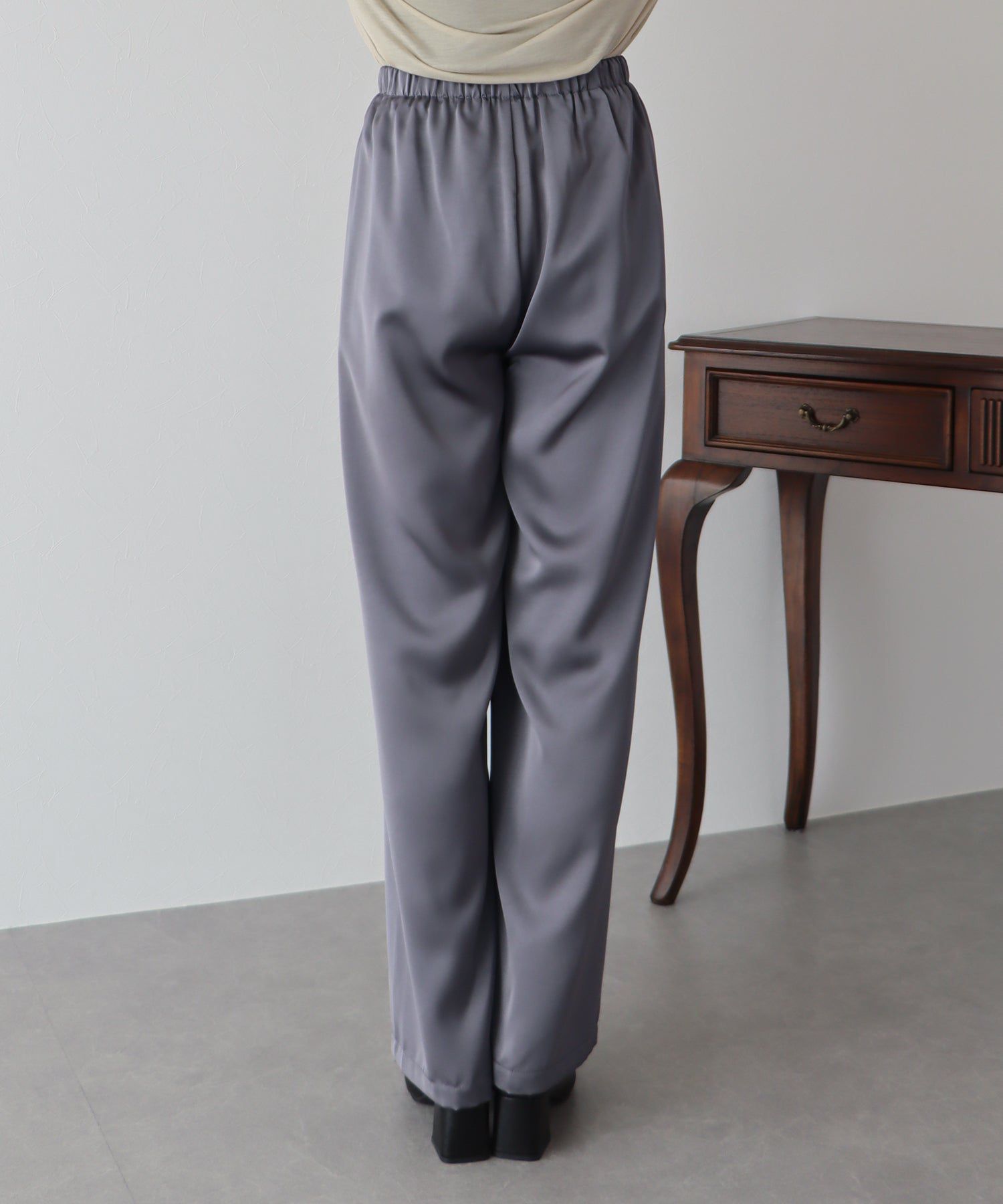 日本 BLUE EAST - 緞面光澤感垂墜感長褲-黑