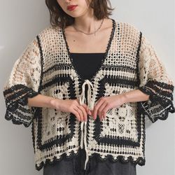 日本 ELENCARE DUE - 纖細扇形鉤針編織綁帶開襟衫-象牙米x黑