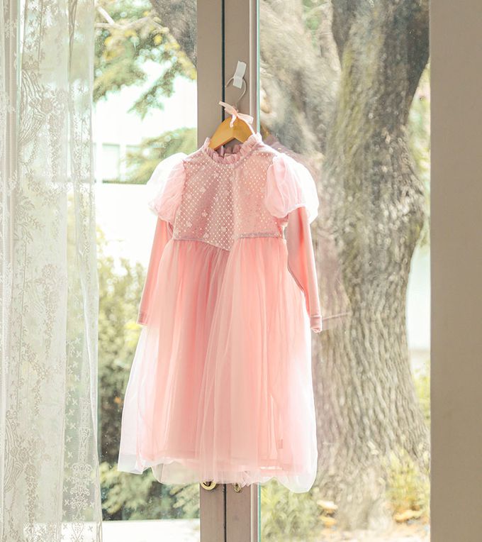 韓國 OZKIZ - 花朵亮片點綴網紗公主袖洋裝-粉