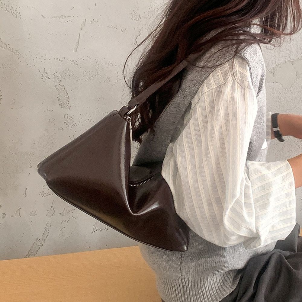 韓系小眾高級光澤感復古肩背包-深咖啡
