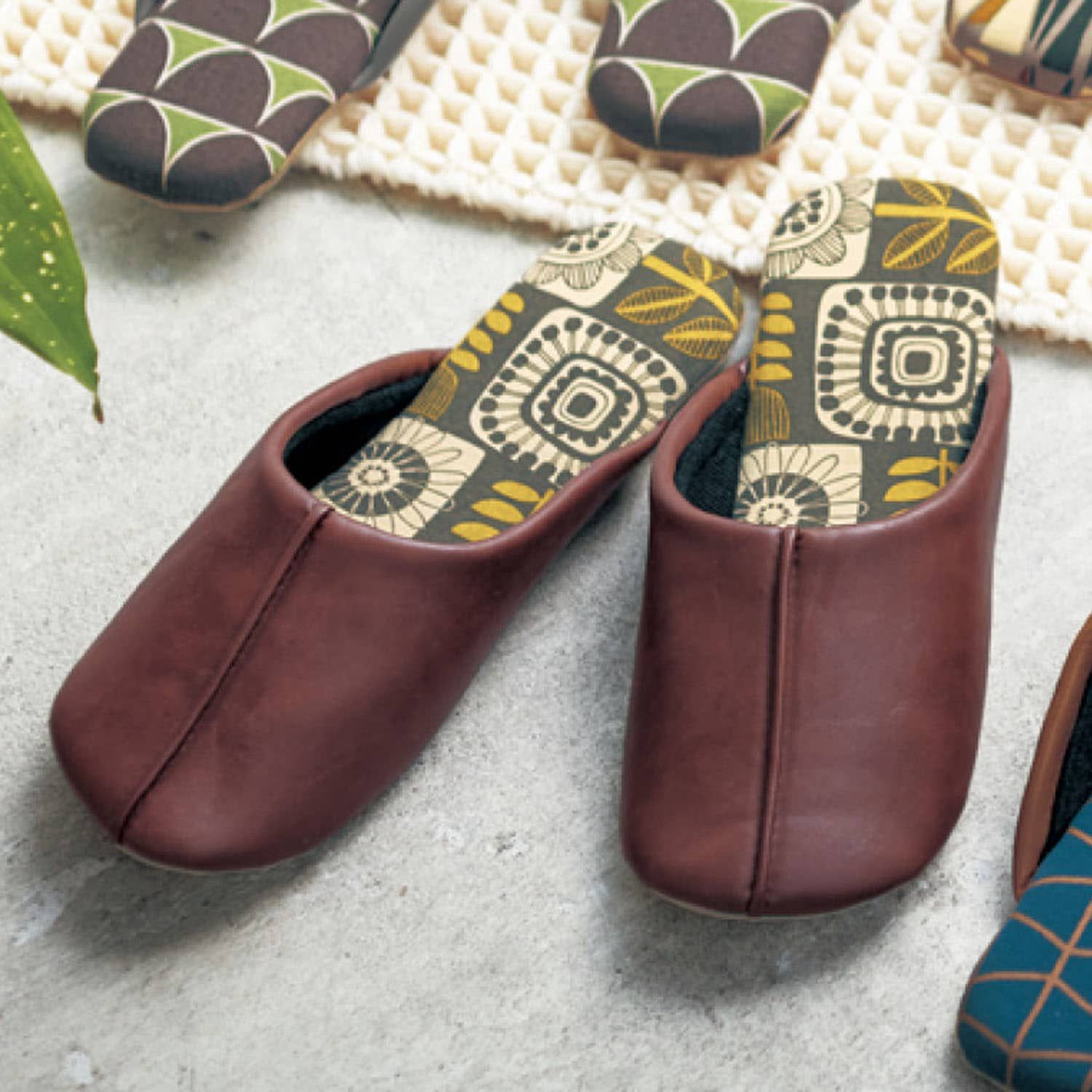 日本千趣會 - 可機洗 耐髒汙皮質室內拖鞋-北歐幾何-深棕色系