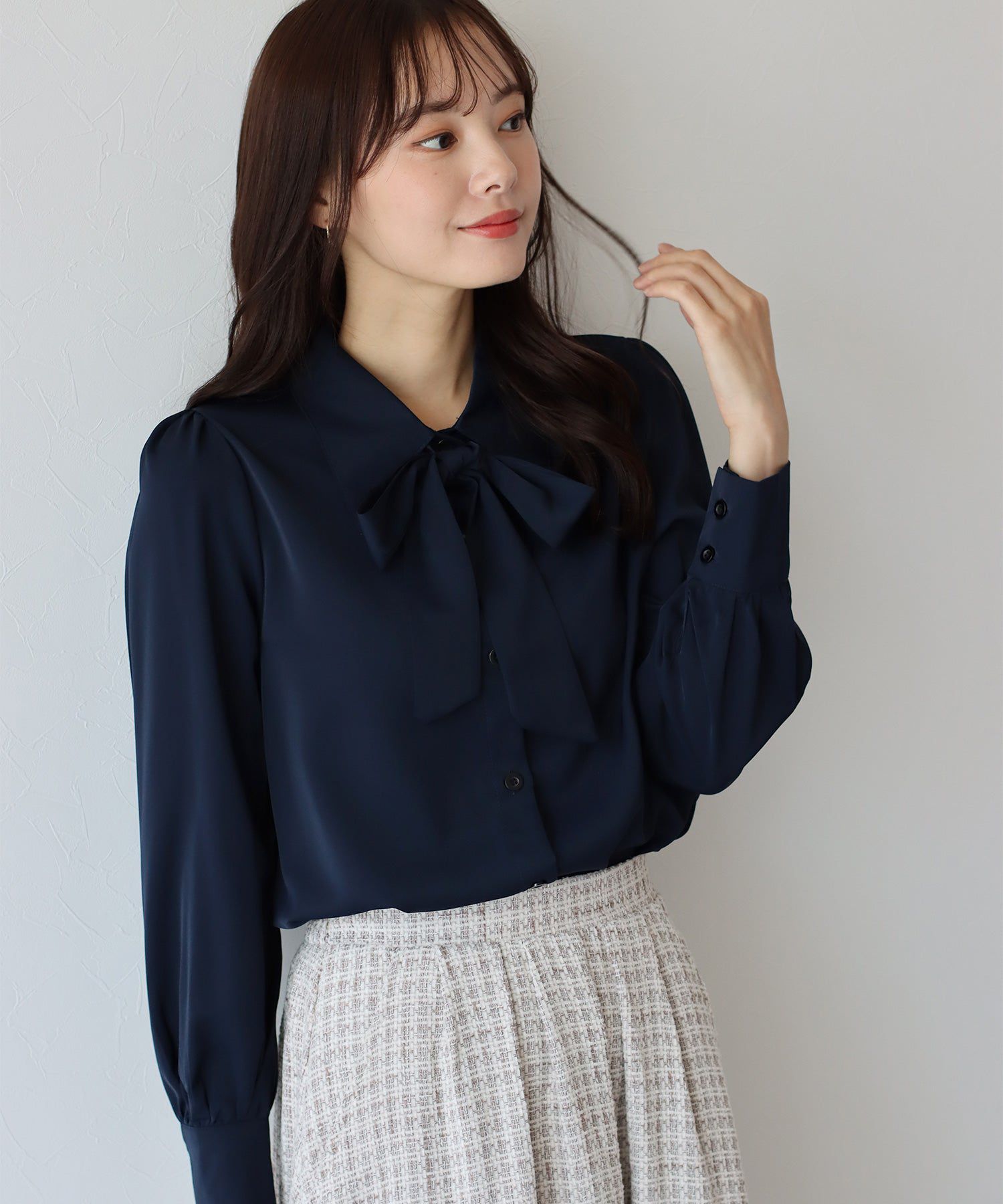 日本 BLUE EAST - 優雅紐結雪紡長袖襯衫-印花-淺杏