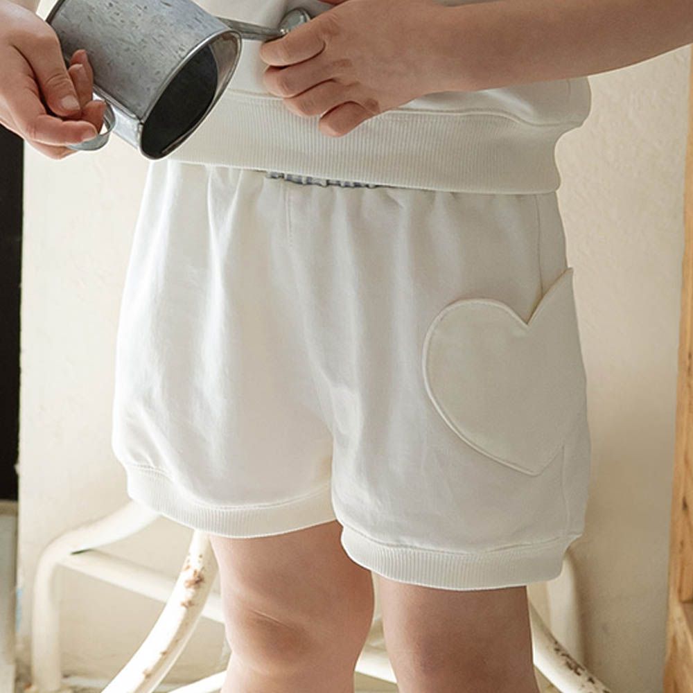 鬆緊腰格紋拼接愛心口袋短褲-白