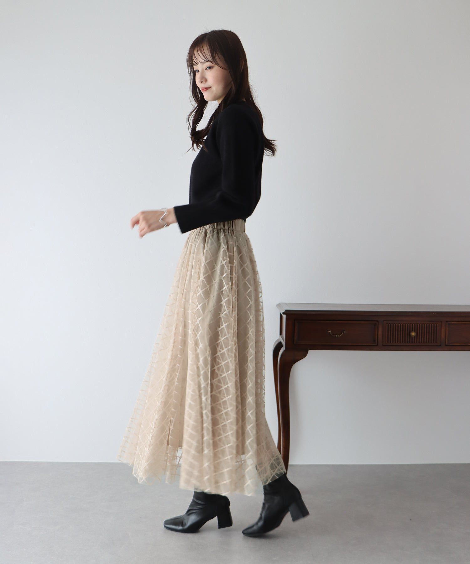 日本 BLUE EAST - 優雅格紋修身紗裙-簡約黑