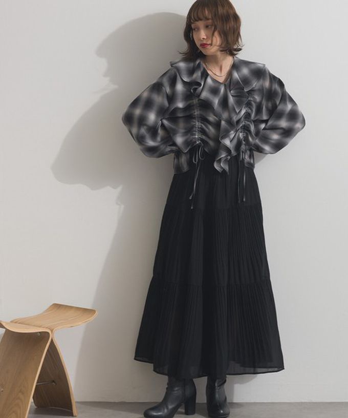 日本 ELENCARE DUE - 飄逸荷葉領浪漫抽繩長袖上衣-米棕系