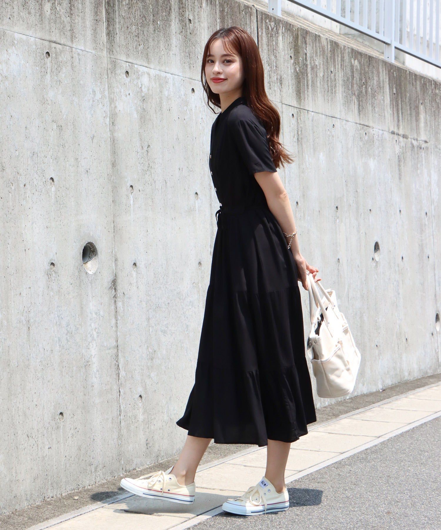 日本 BLUE EAST - 氣質小V領排釦短袖洋裝-碎花-深藍 (M(Free))