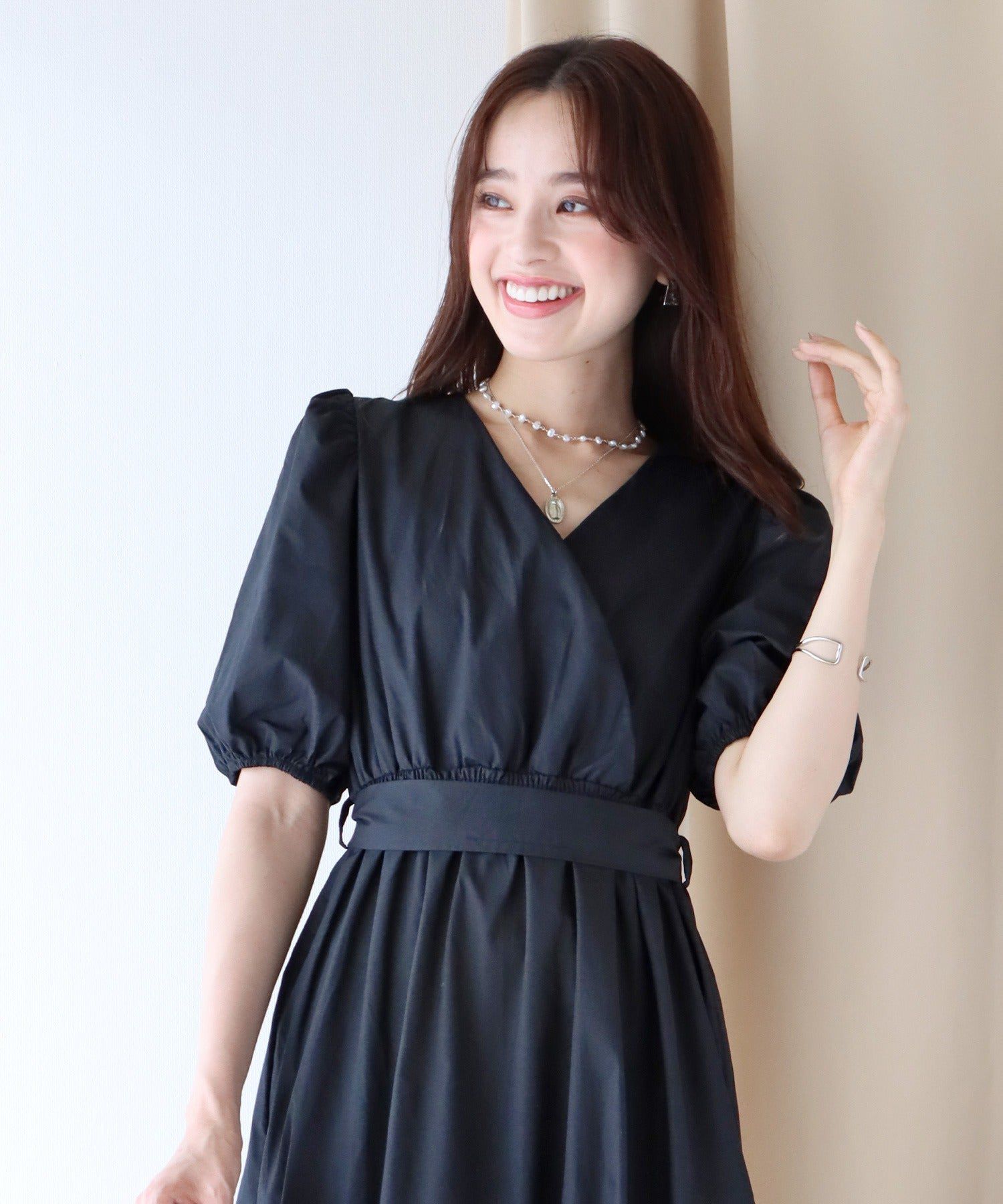 日本 BLUE EAST - 優雅小V領綁帶澎澎袖洋裝-奶茶棕