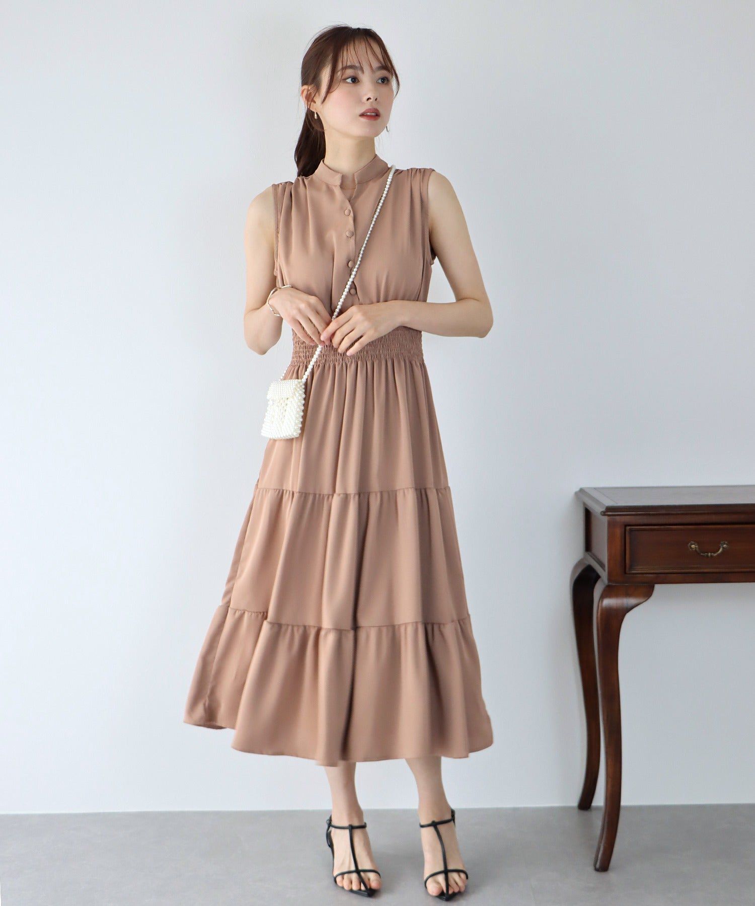 日本 BLUE EAST - 優雅小V領無袖洋裝-素色-摩卡