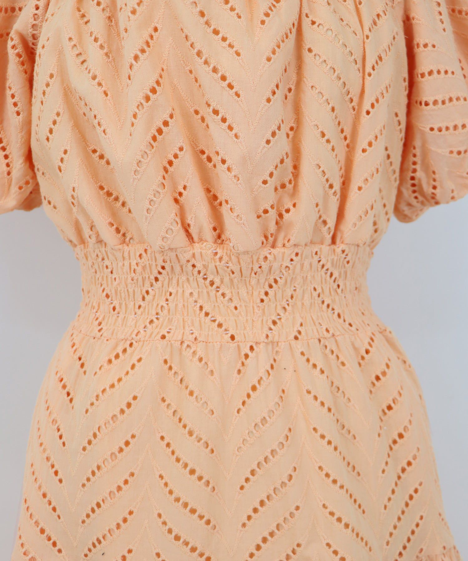 日本 BLUE EAST - 優雅雕花泡泡袖洋裝-白