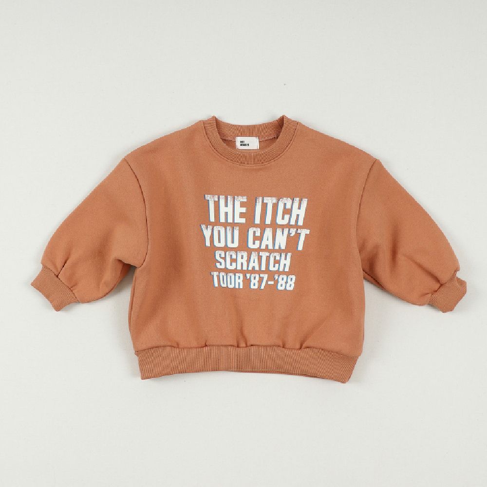 HIKIKI (內磨毛)斑駁文字印長袖大學T-橘棕