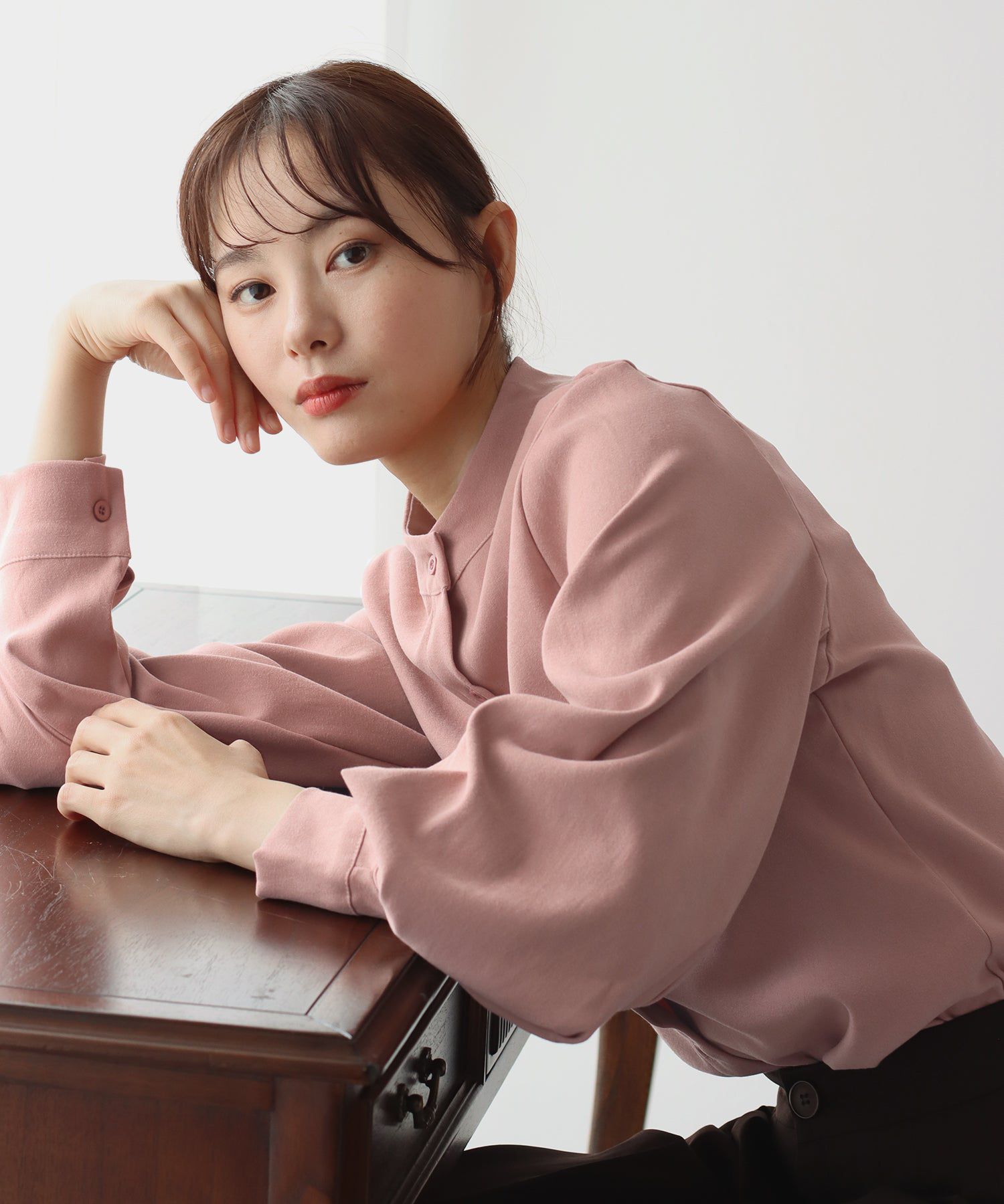 日本 BLUE EAST - 知性小立領氣球長袖襯衫-淺粉