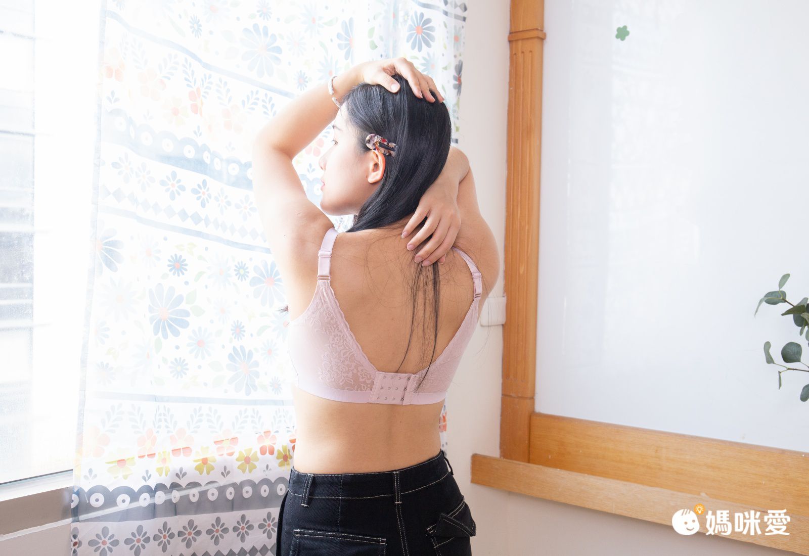 香茉 CHANMODE - 輕透無痕蕾絲美背呼吸捧杯內衣-貼合內衣款-黑/膚/粉-內衣x3件