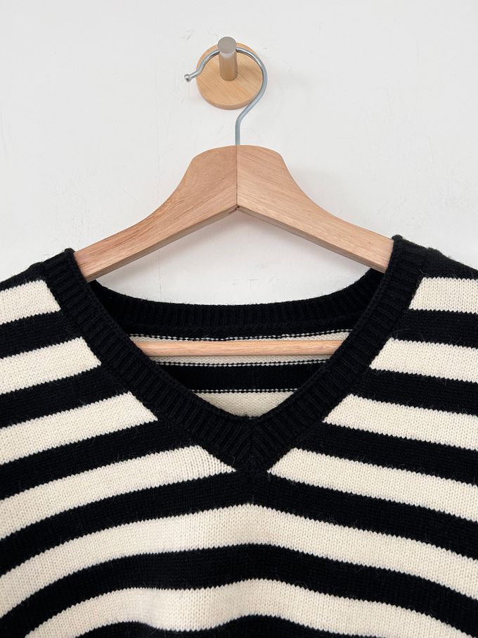 韓國女裝連線 - 休閒落肩V領橫紋針織上衣-咖啡 (FREE)