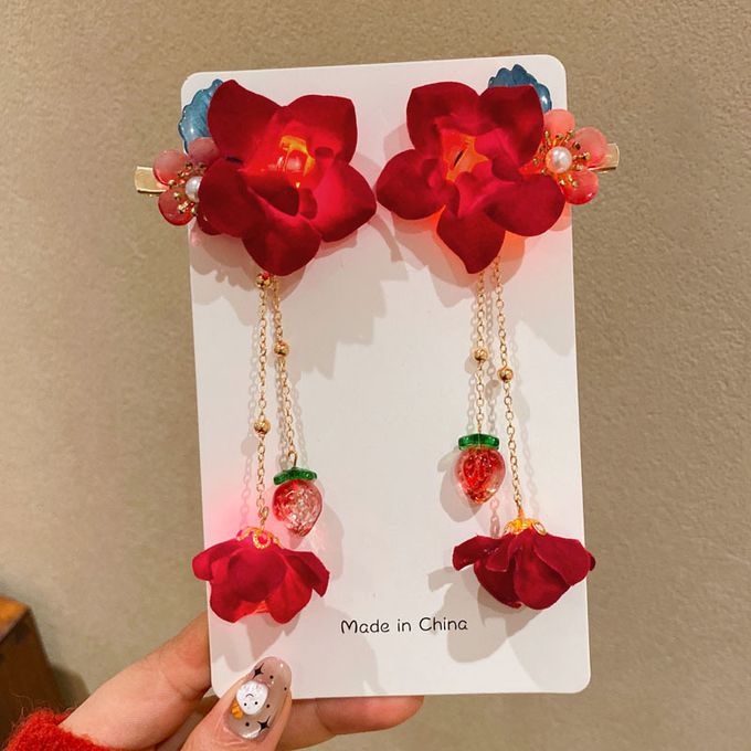 新年喜氣紅絹花發光草莓吊墜髮飾對夾 新年拜年紅色髮飾