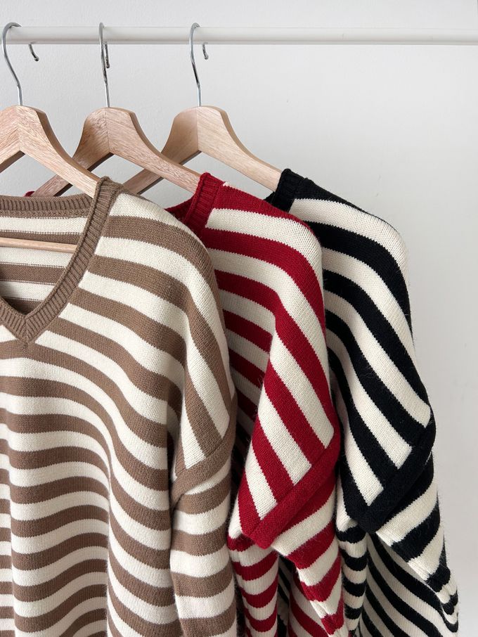 韓國女裝連線 - 休閒落肩V領橫紋針織上衣-咖啡 (FREE)