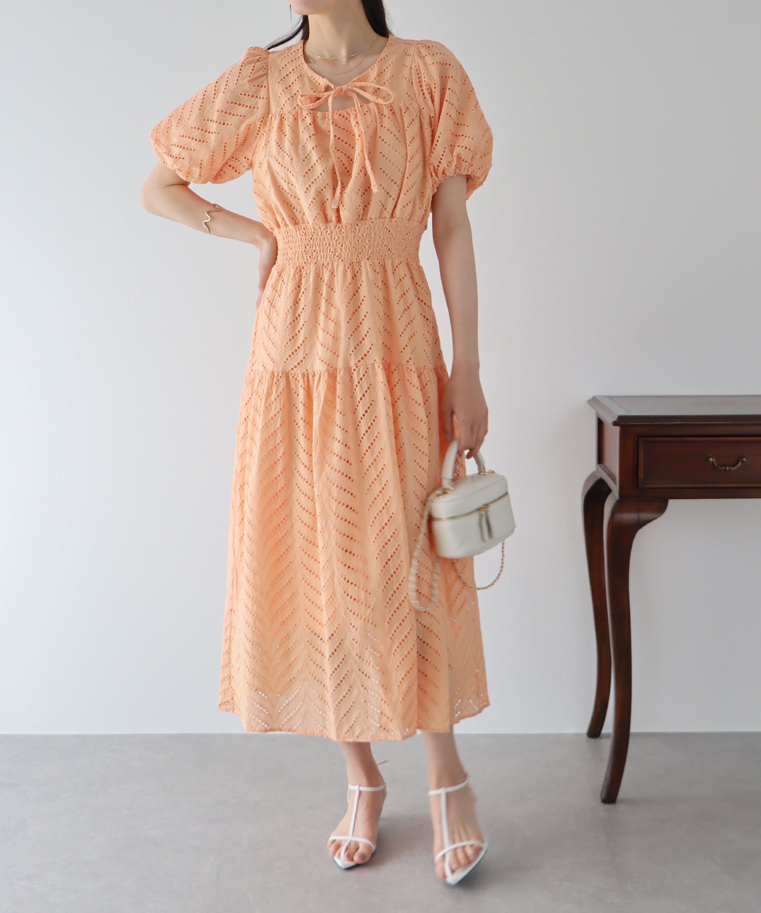 日本 BLUE EAST - 優雅雕花泡泡袖洋裝-白