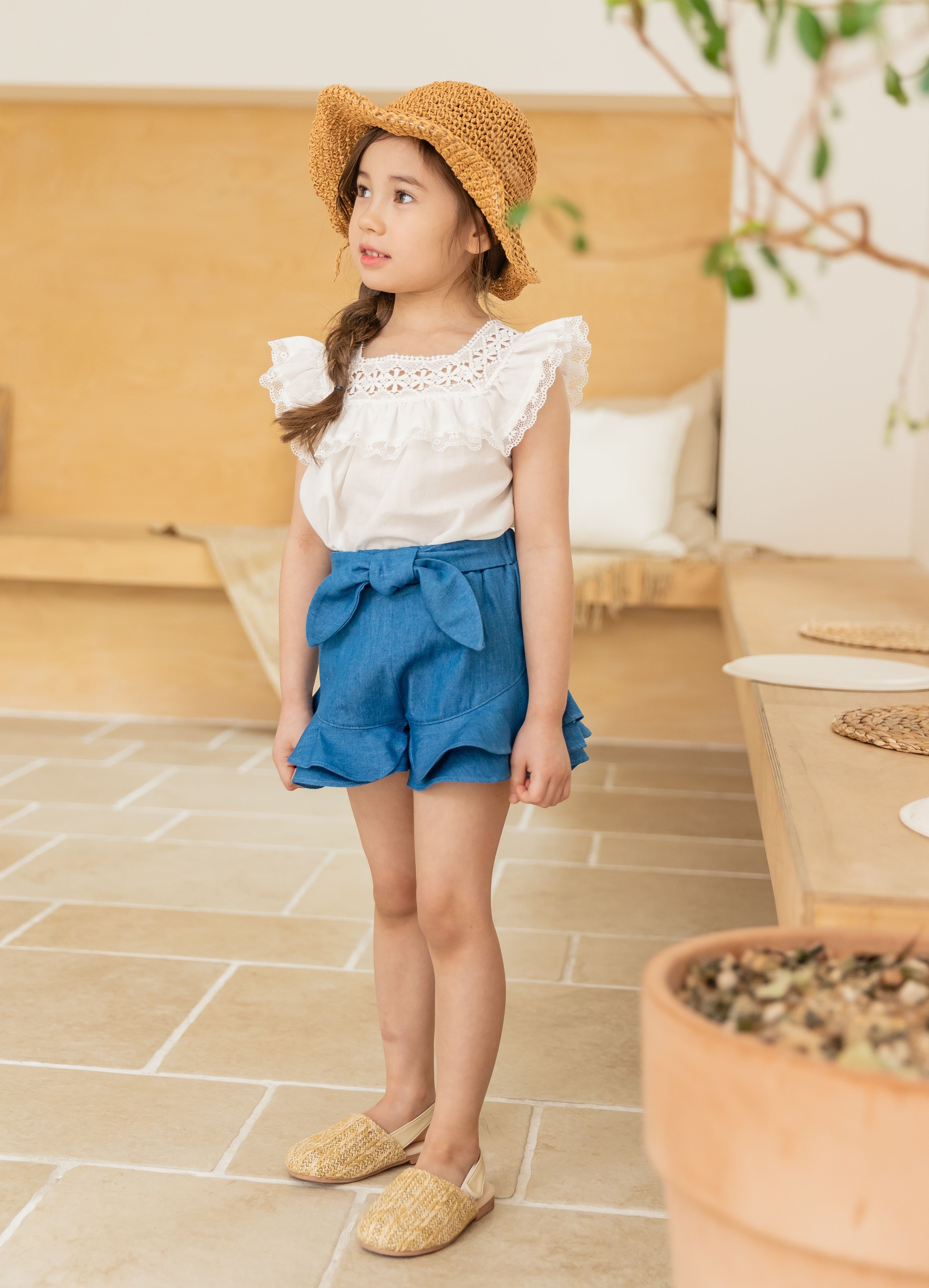 韓國 Coco Ribbon - (剩7,15號)鏤空雕花荷葉方字領上衣-象牙白