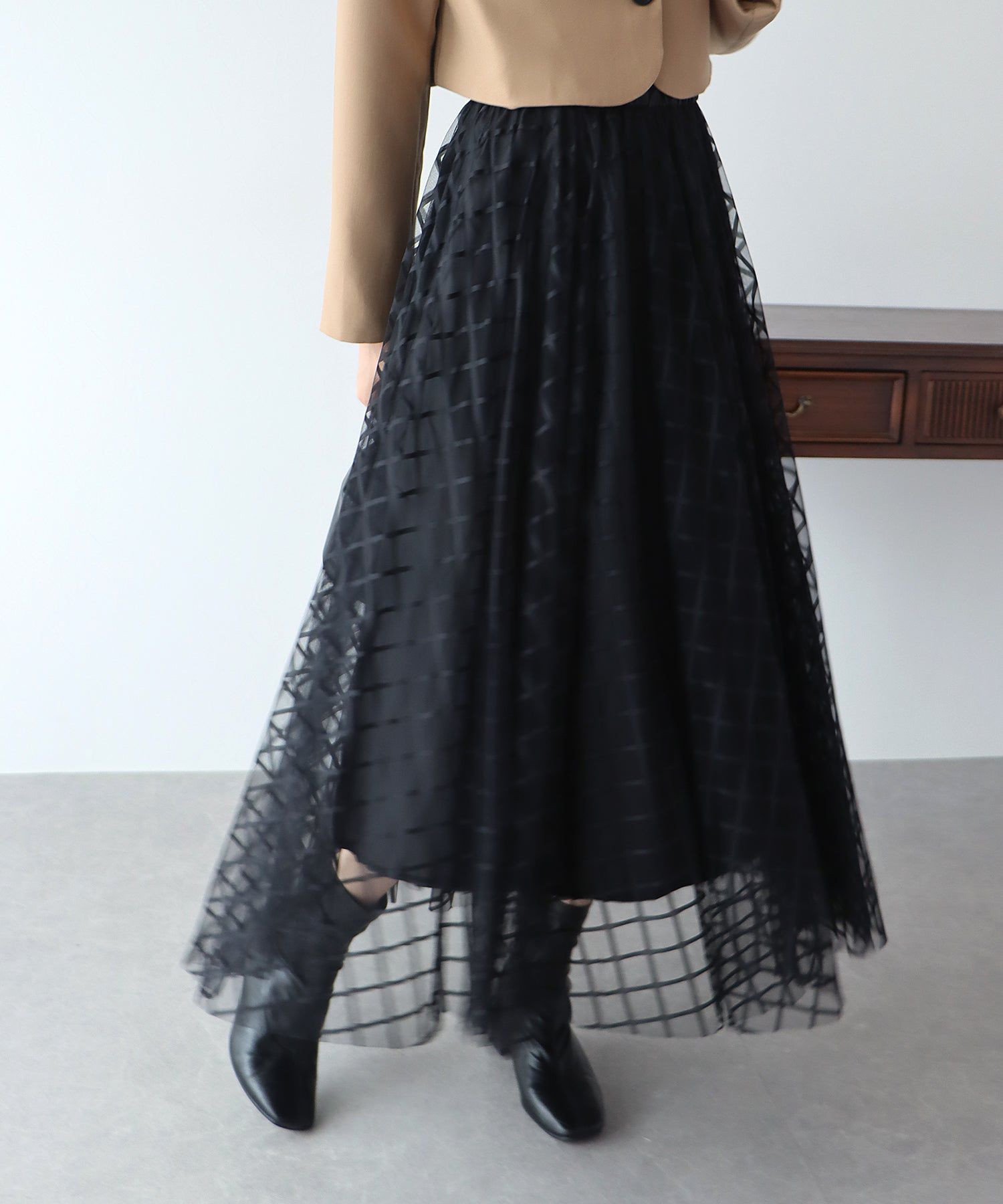 日本 BLUE EAST - 優雅格紋修身紗裙-簡約黑