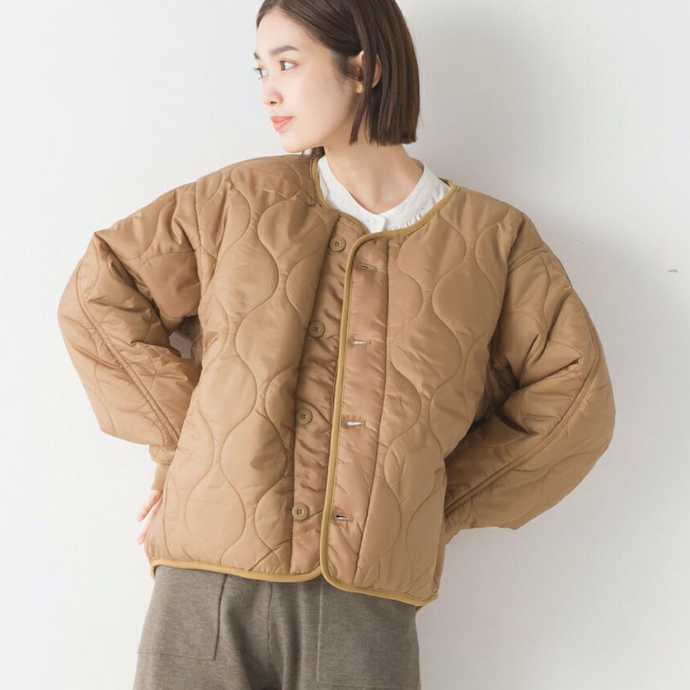 日本 OMNES - 輕量斜衣襬衍縫短版保暖外套-杏