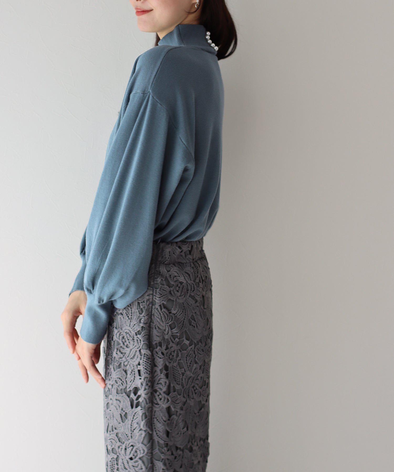 日本 BLUE EAST - 心機珍珠高領收袖針織長袖上衣-藍