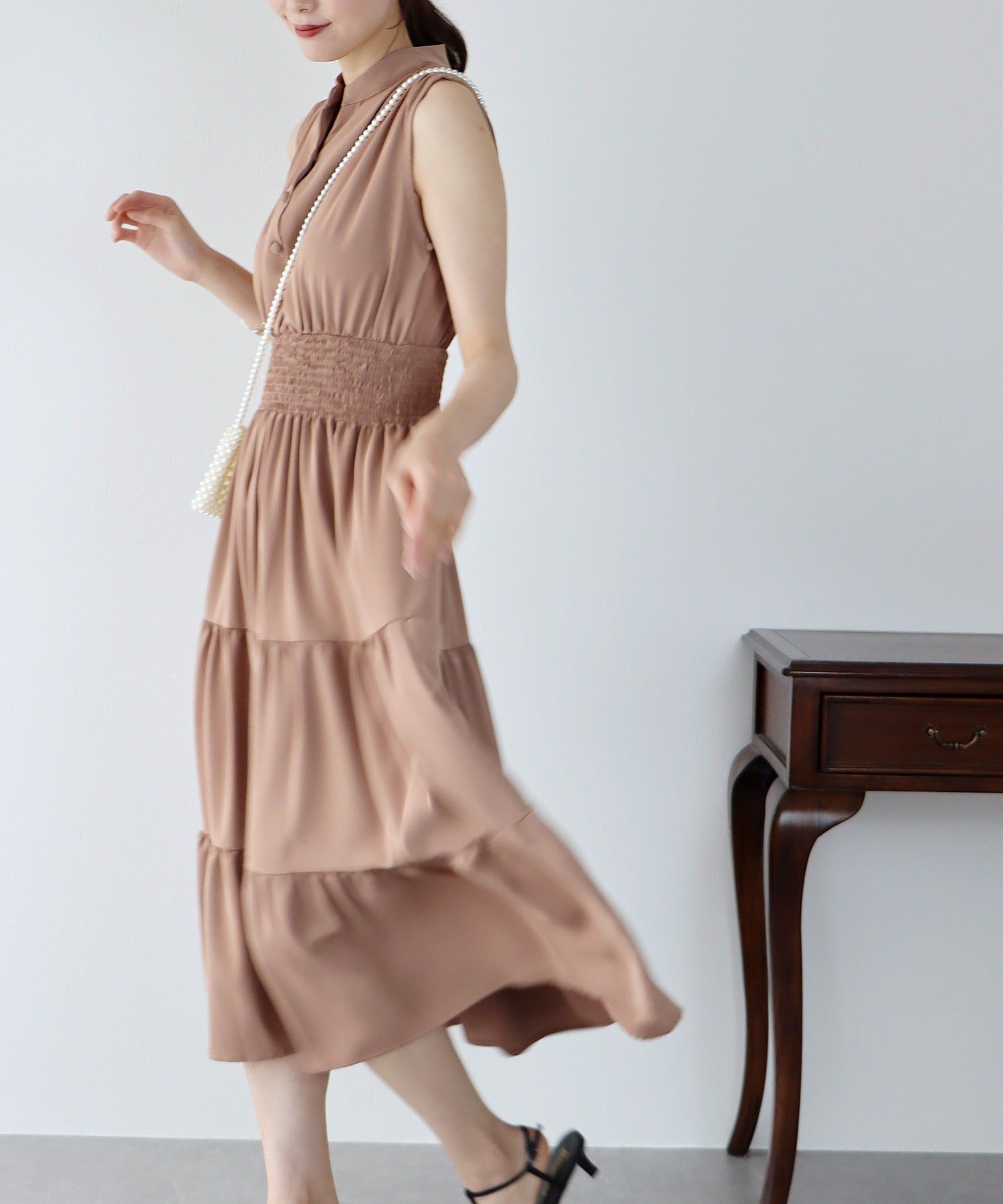 日本 BLUE EAST - 優雅小V領無袖洋裝-素色-摩卡