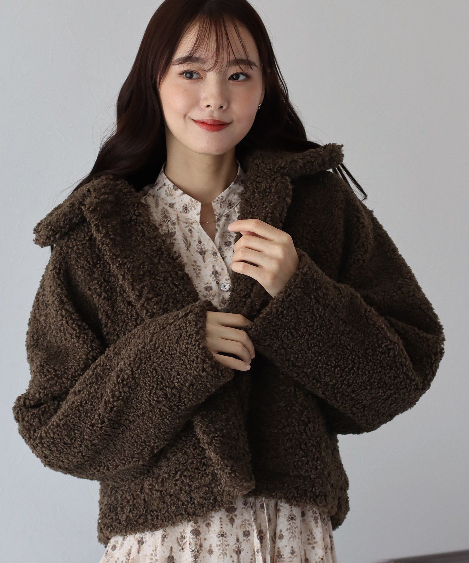 日本 BLUE EAST - 輕盈絨毛圓領短版外套-深咖啡