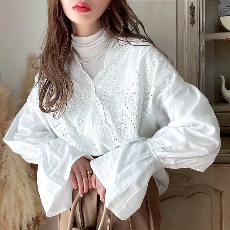 日本 Classical Elf - 小清新花朵領雕花長袖上衣-摩卡