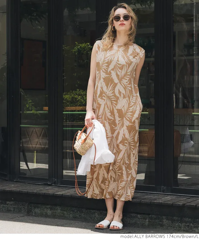 日本 COCA - 海島風情印花無袖洋裝-咖啡