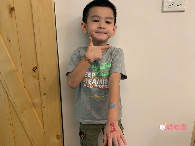 韓國最夯【韓國 ROI BOOKS】閃亮換裝寶石貼、公主彩妝遊戲書