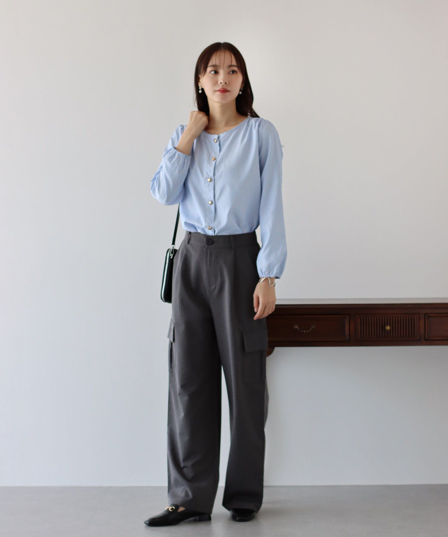 日本 BLUE EAST - 圓領金色愛心長袖襯衫-卡其